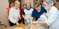 Пледы, шапочки и носочки вяжут люберецкие женщины для недоношенных младенцев - Regions.Ru