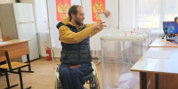 Спортсмен-колясочник проголосовал в Люберцах на выборах в Совет депутатов - Regions.Ru