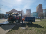 Девушка со шлангом вышла на генеральную уборку в Люберцах после зимы