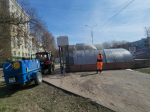 Девушка со шлангом вышла на генеральную уборку в Люберцах после зимы