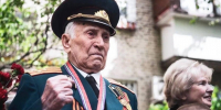Ветерана из Люберец наградили знаком Почетного гражданина и поздравили с Днем Победы - Regions.Ru