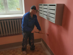 Икона на удачу: как подарок жильцов помогает строителям в ремонте подъезда