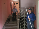 Икона на удачу: как подарок жильцов помогает строителям в ремонте подъезда