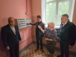 Икона на удачу: как подарок жильцов помогает строителям в ремонте подъезда