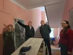 Икона на удачу: как подарок жильцов помогает строителям в ремонте подъезда