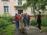 Икона на удачу: как подарок жильцов помогает строителям в ремонте подъезда