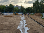 На стадионе «Труд» в Малаховке рабочие обустраивают основание футбольного поля