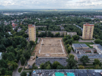 На стадионе «Труд» в Малаховке рабочие обустраивают основание футбольного поля