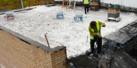 Рабочие демонтируют внутренние перегородки и кровлю в гимназии №5 в Дзержинском - Regions.Ru