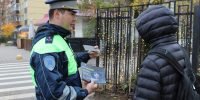 Инспекторы ГАИ Люберец напомнили пешеходам о важности ношения световозвращающих элементов - Городской округ Люберцы