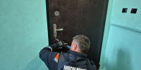 Спасатели помогли медикам попасть в запертую квартиру к больной пенсионерке в Люберцах - Regions.Ru