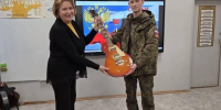 Подарил гитару с фронта: участник СВО провел урок мужества для студентов Люберец - Regions.Ru